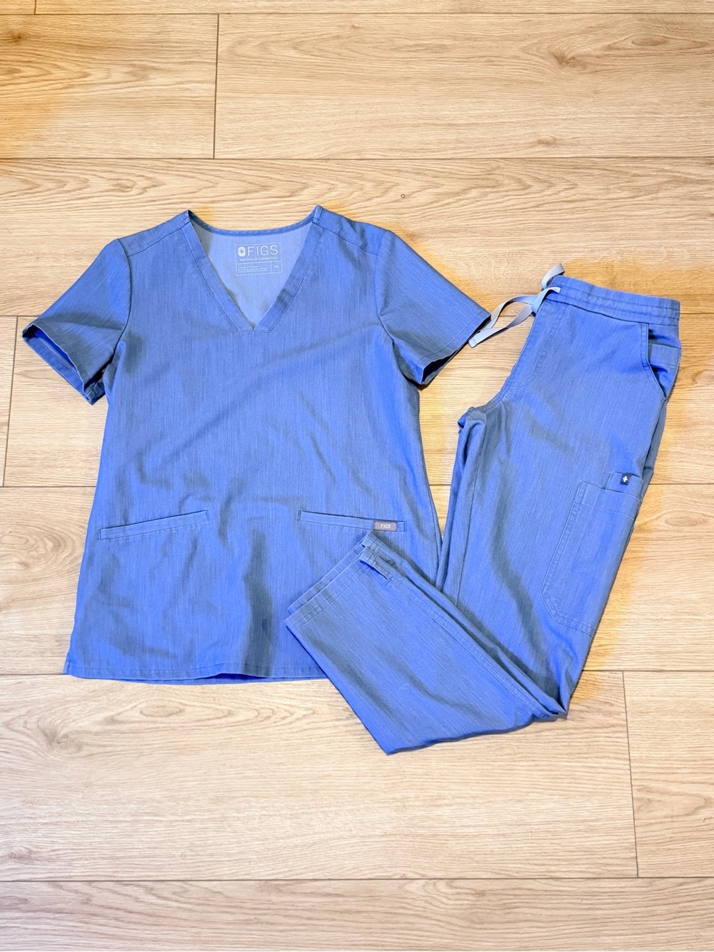 FIGS Women's V-Neck Scrub Set in Heather Indigo Blue